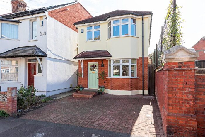 3 Bedroom Detached House For Sale In Barrett Road, Walthamstow, E17