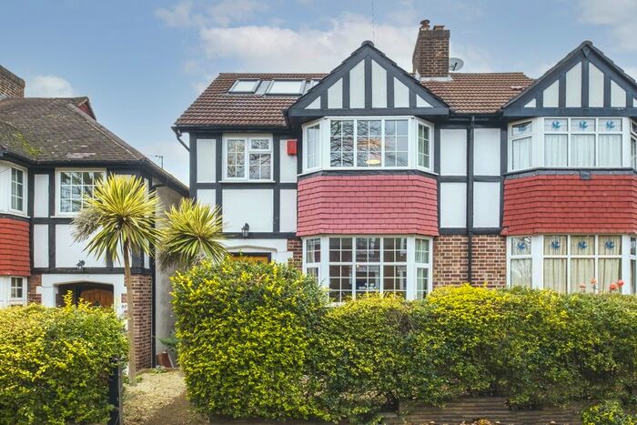 3 Bedroom Flat To Rent In Morden Hill, London, SE13