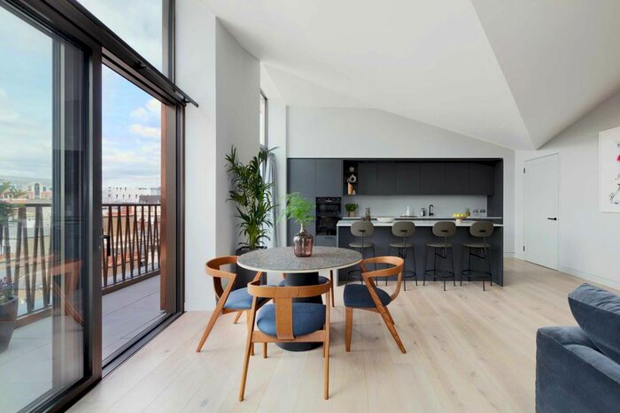 2 Bedroom Flat To Rent In Ganton Street, Soho, W1F