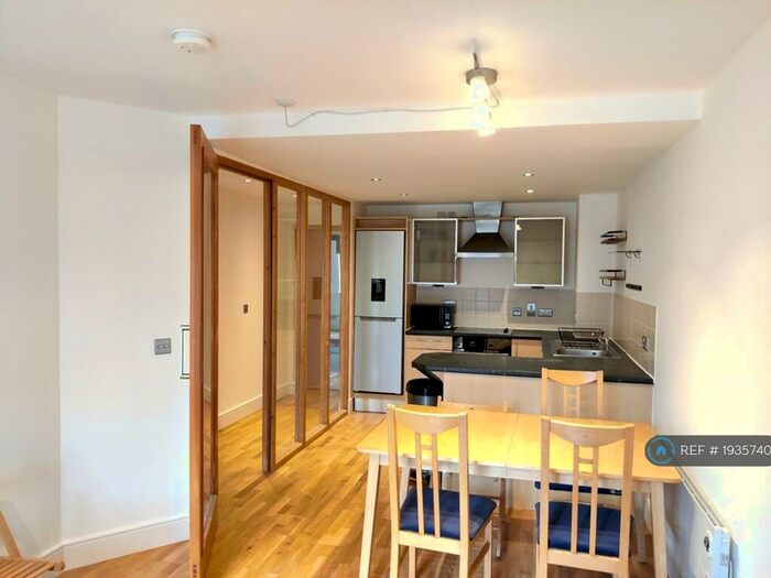 3 Bedroom Flat To Rent In Royal Parade, Tyndalls Park, Bristol, BS8