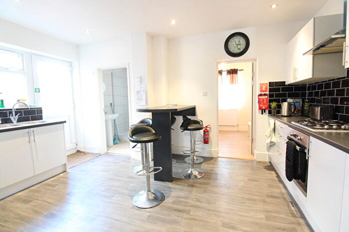 5 Bedroom Semi-Detached House To Rent In Harefield Road, SO17