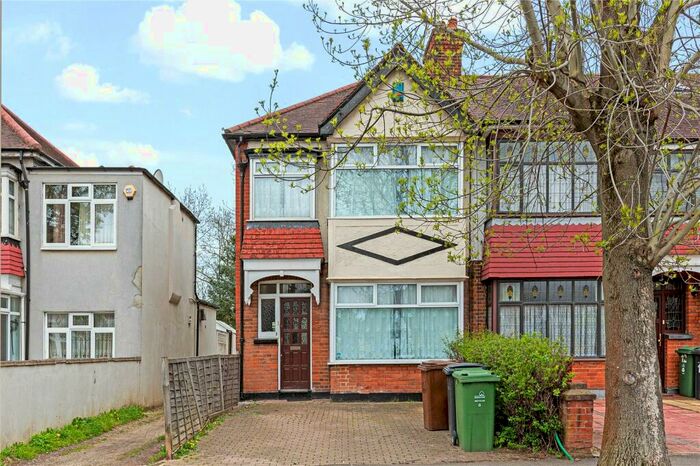 3 Bedroom Semi-Detached House To Rent In Woodside Gardens, London, E4
