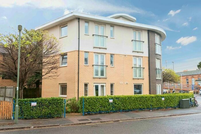 Studio To Rent In Ashley Park Road, Walton-On-Thames, KT12