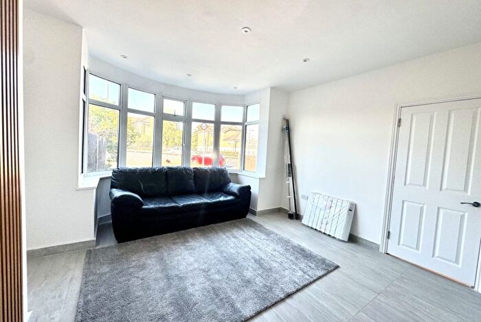 Studio To Rent In Great North Way, London, NW4