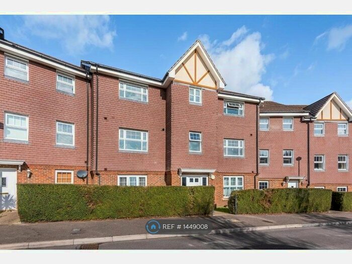 2 Bedroom Flat To Rent In St. Neot's Court, Bickley, BR1