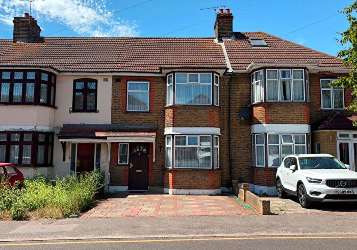 3 Bedroom Terraced House For Sale In Dorset Avenue, Romford, Essex, RM1