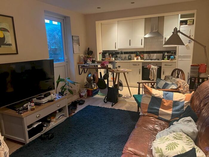 2 Bedroom Flat To Rent In Powerscroft Road, London, E5