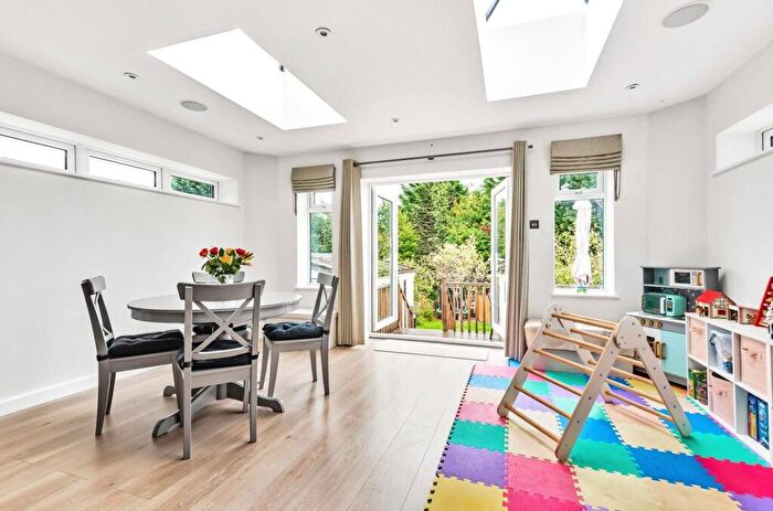 3 Bedroom House For Sale In Bells Hill, Barnet, EN5