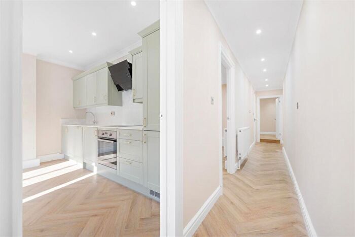 2 Bedroom Flat For Sale In Mosslea Road, Penge, London, SE20