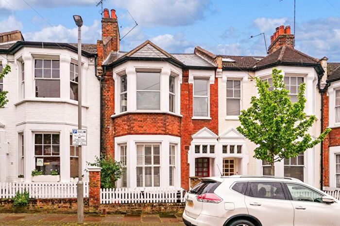 2 Bedroom Flat For Sale In Garfield Road, London, SW11