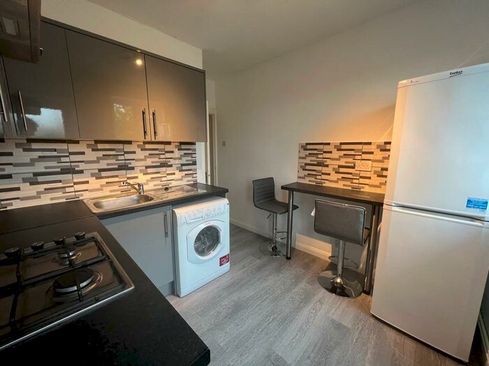 2 Bedroom Flat To Rent In High Street, Edgware, Middlesex, HA8