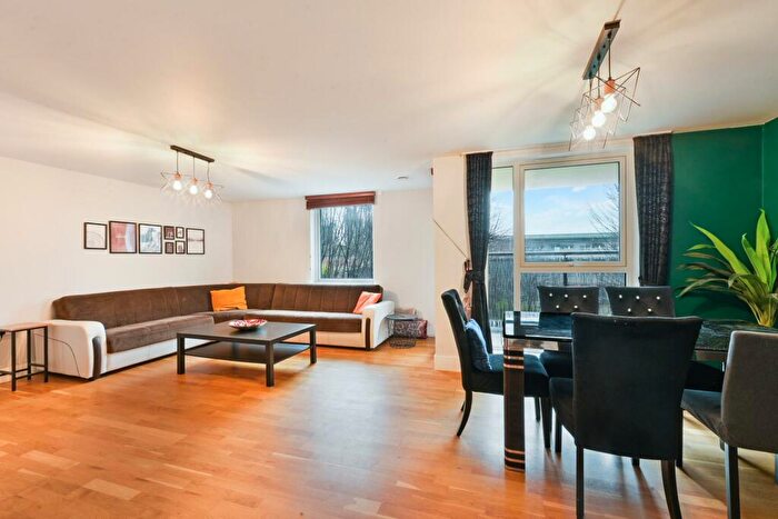 3 Bedroom Apartment To Rent In Contessa Court, Canary Wharf, E14
