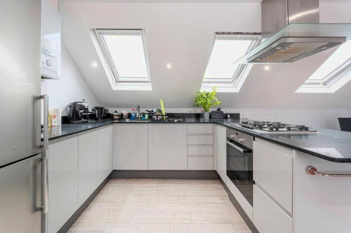 3 Bedroom Flat To Rent In Ormiston Grove, Shepherd's Bush, London, W12