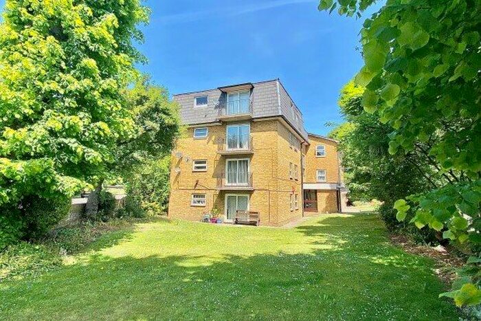 2 Bedroom Flat To Rent In New Wanstead, London, E11