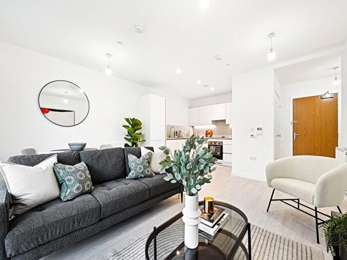 2 Bedroom Flat To Rent In London, SW11