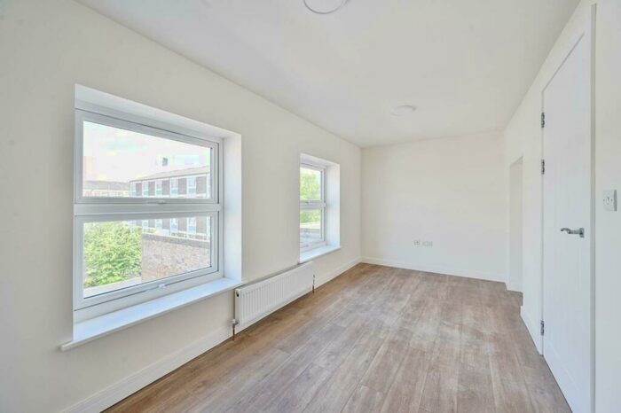 2 Bedroom Flat To Rent In Roman Road, Bow, London, E3