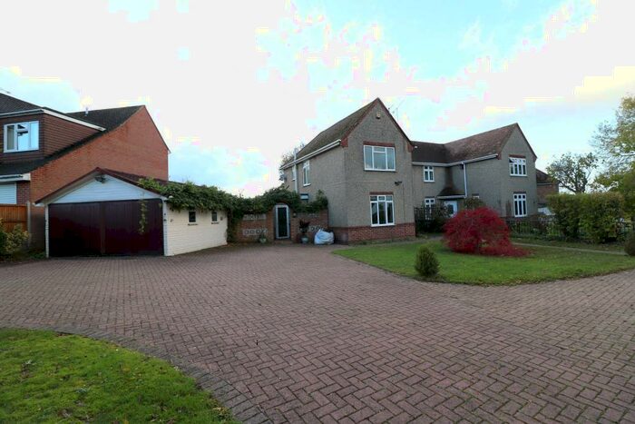 3 Bedroom Semi-Detached House To Rent In Westwood Road, Tilehurst, RG31