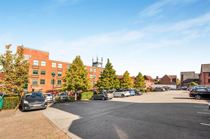 2 Bedroom Flat To Rent In High Street, Berkhamsted, HP4