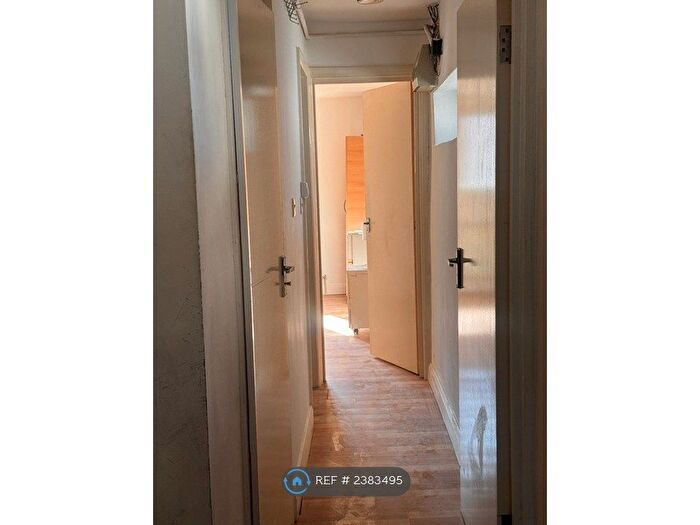 Studio To Rent In High Street, Barnet, EN5