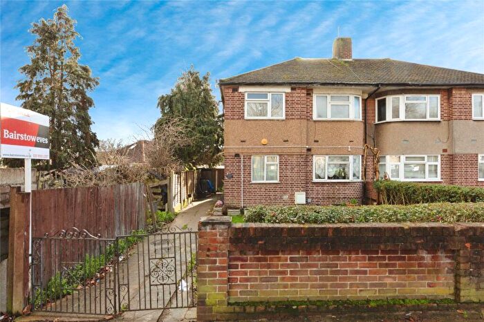 2 Bedroom Maisonette For Sale In Fullwell Avenue, Ilford, IG6