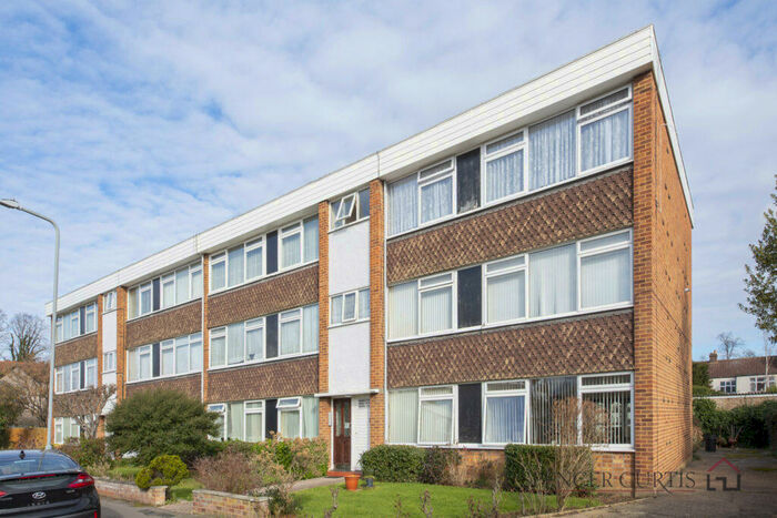 2 Bedroom Flat To Rent In Barton Meadows, Barkingside, Essex, IG6
