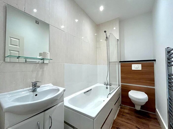 2 Bedroom Apartment To Rent In Lewisham Way, New Cross, London, SE14