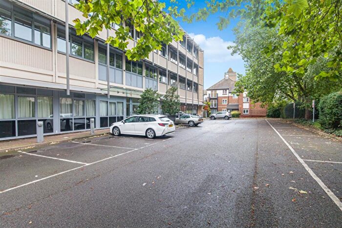 1 Bedroom Flat To Rent In Trinity Cou Between Towns RoadOxford, RT4