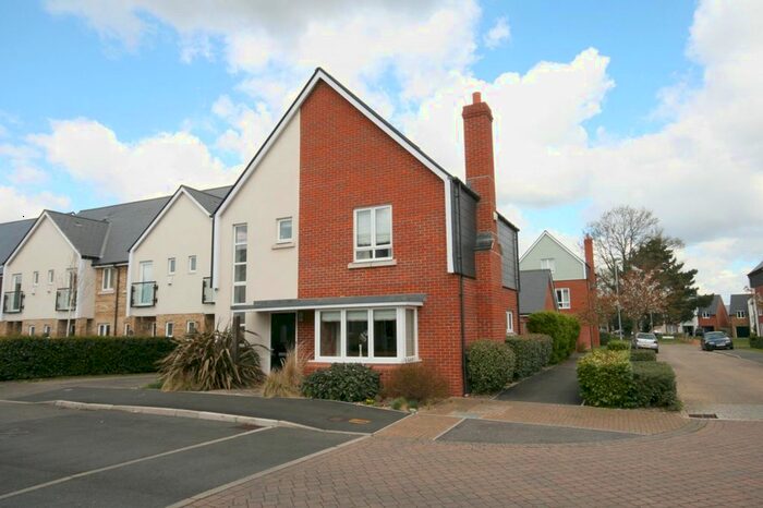 3 Bedroom Detached House To Rent In Parkview Way, Epsom, KT19
