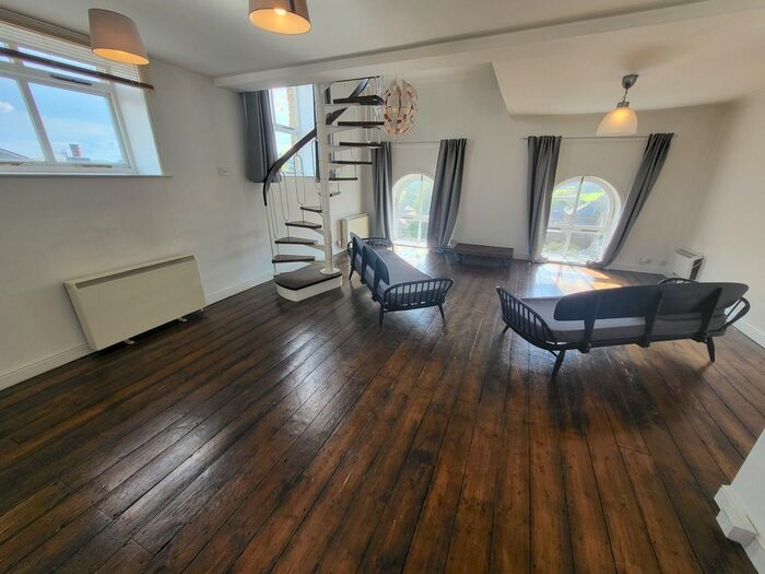 1 Bedroom Flat To Rent In Stainland Road, Holywell Green, HX4