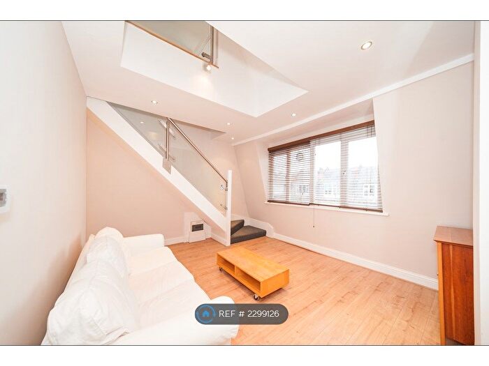 1 Bedroom Flat To Rent In East Sheen, London, SW14