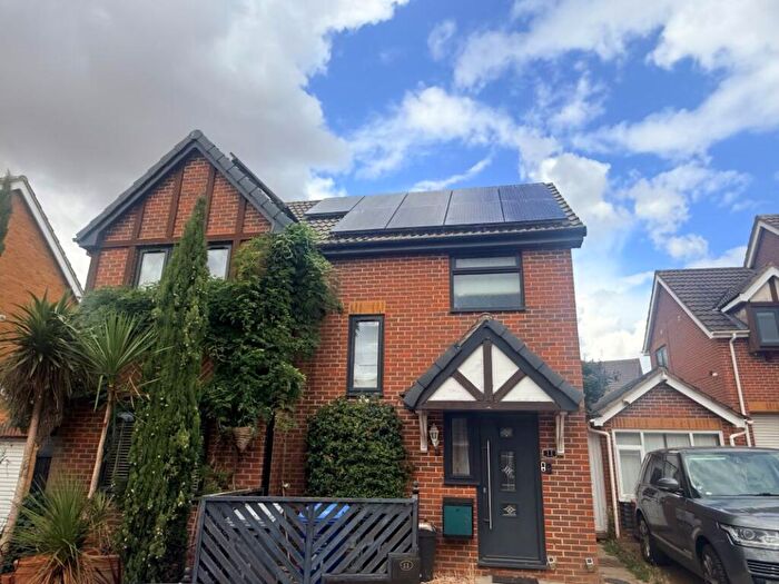 3 Bedroom Detached House For Sale In Lonsborough Drive, Kettering, Northamptonshire, NN15