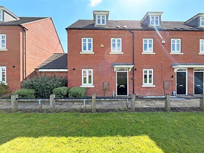 3 Bedroom Town House To Rent In Red Kite Close, Hucknall, Nottingham, NG15