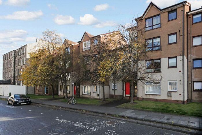 2 Bedroom Flat For Sale In / North Fort Street, Edinburgh, EH6