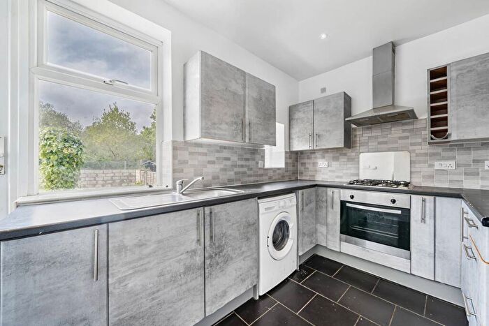 3 Bedroom Flat To Rent In Grangemill Road, Catford, London, SE6