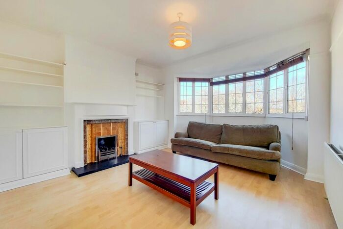 3 Bedroom Flat To Rent In Blairderry Road, London, SW2