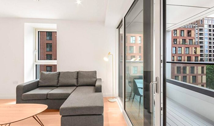 2 Bedroom Flat To Rent In Deacon Street, Elephant And Castle, London, SE17
