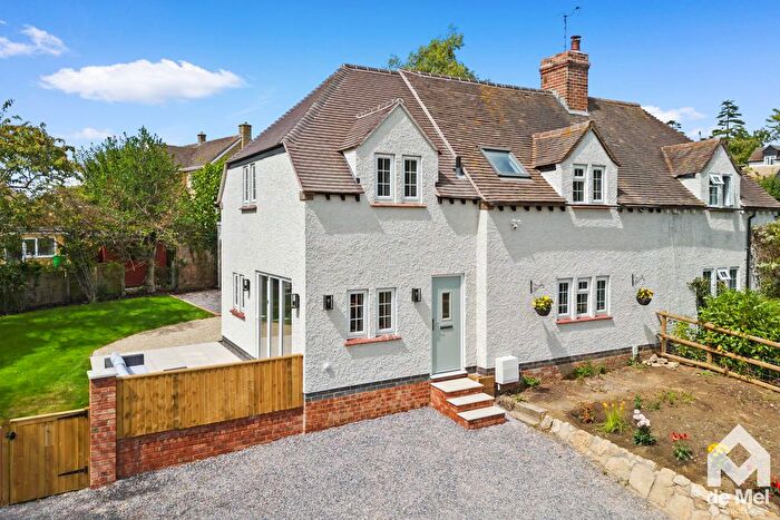 3 Bedroom Semi-detached House For Sale In Gravel Walk, Southam, GL52