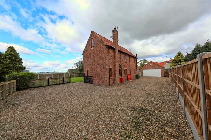 3 Bedroom Detached House For Sale In Thearne Lane, Woodmansey, Beverley, HU17