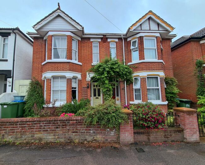 3 Bedroom Semi-Detached House To Rent In Hazeleigh Avenue, Woolston, SO19