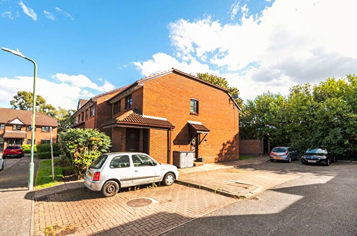 2 Bedroom Maisonette For Sale In Unicorn Walk, Stone, Greenhithe, Kent, DA9