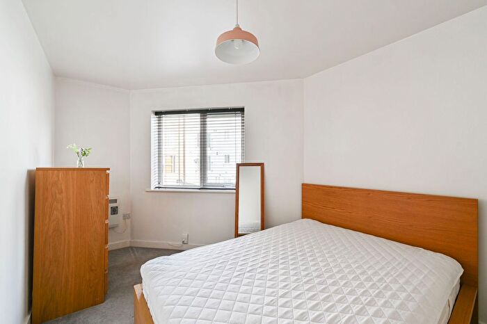 2 Bedroom Flat To Rent In Park Road, Tooting, London, SW19
