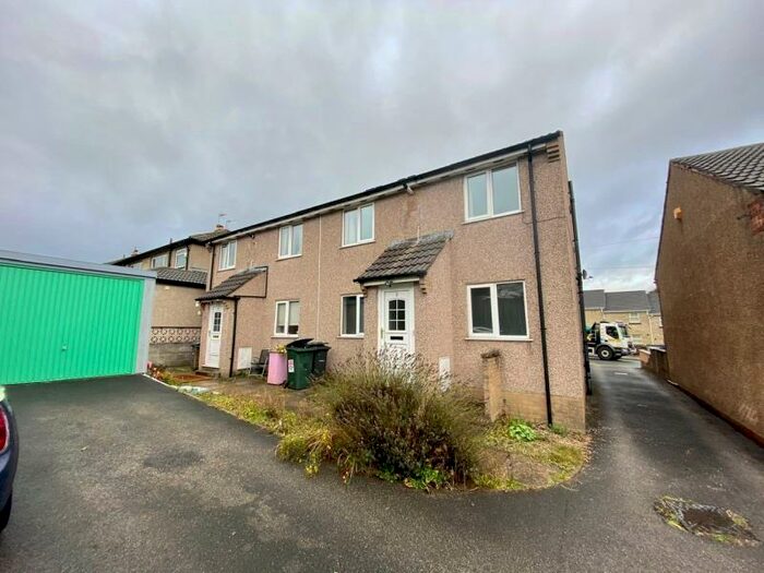 2 Bedroom Flat To Rent In Greensleeves, Warren Lane, Bingley, BD16