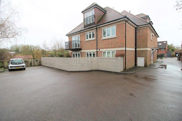2 Bedroom Flat To Rent In Bluebridge Road, Brookmans Park, AL9