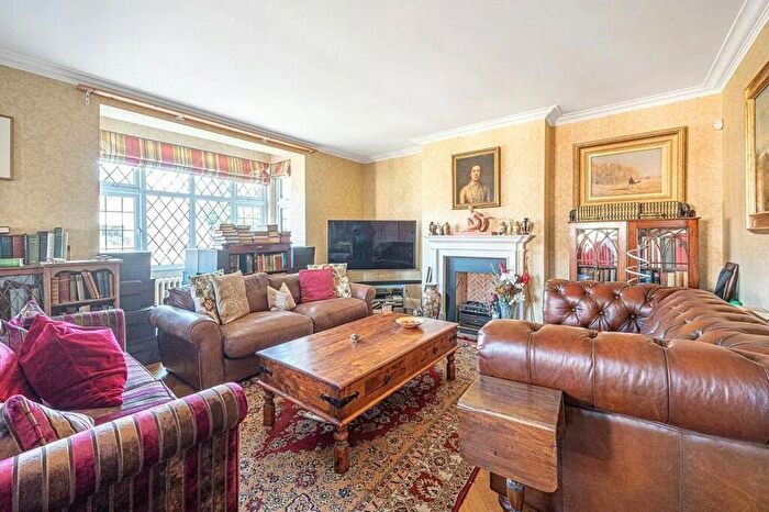 4 Bedroom Apartment To Rent In Wendover Court, Finchley Road, London, NW2