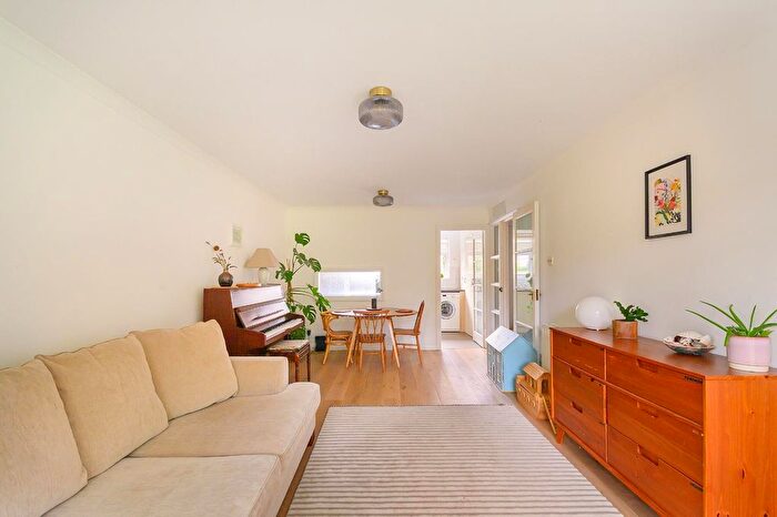 2 Bedroom Flat For Sale In Goodeve Road, Sneyd Park, BS9