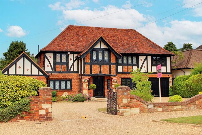 4 Bedroom Detached House For Sale In Brookmans Avenue, Brookmans Park, AL9