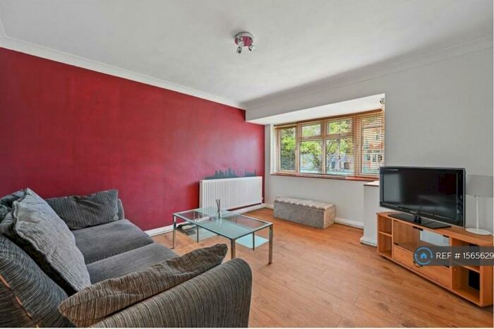 2 Bedroom Flat To Rent In Beechwood Court, Sutton, SM1