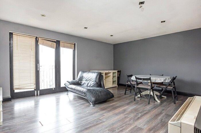 1 Bedroom Apartment For Sale In Durward Street, London, E1