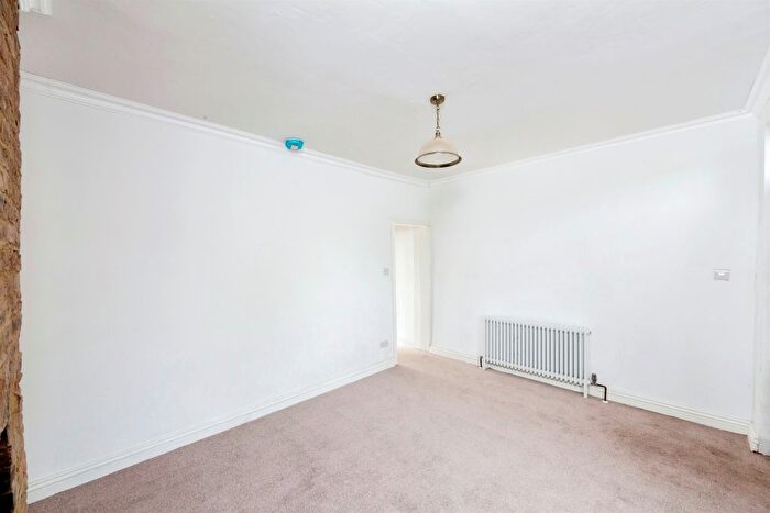 3 Bedroom End Of Terrace House For Sale In Cemetery Road, Jump, Barnsley, S74