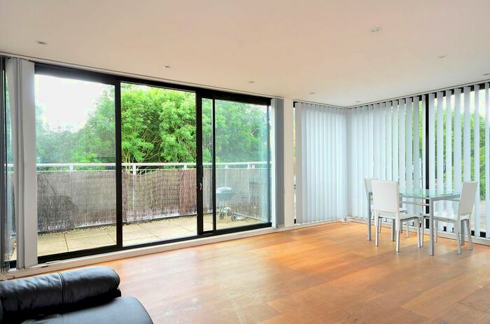 2 Bedroom Flat To Rent In City Road, Angel, London, EC1V